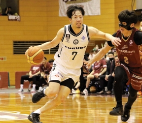 西宮の司令塔としてチームを引っ張る綱井（７）＝越谷市立総合体育館