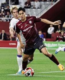 神戸-広島　前半、ゴール前で競り合う神戸の武藤＝ノエビアスタジアム神戸（撮影・長嶺麻子）