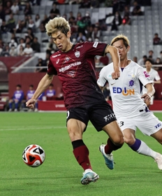 神戸-広島　前半、ゴール前で競り合う神戸の大迫（左）＝ノエビアスタジアム神戸（撮影・長嶺麻子）