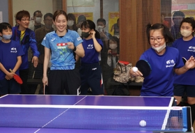 石川選手が見守る中、狙ったコースに打つ練習をする児童＝神戸市長田区二葉町５、卓球場「Ｋｕｎｉｚｕｋａ　ＴＡＱ」