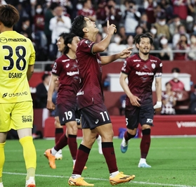 神戸-広島　後半、神戸の武藤（中央）がゴールを決め、広島を２-０と突き放す（撮影・長嶺麻子）