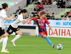 ＩＮＡＣ神戸-三菱重工浦和　後半、同点ゴールを決めるＩＮＡＣ神戸の田中（右）