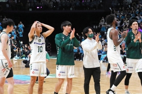 佐賀ー西宮　Ｂ１昇格を逃し、観客席にあいさつする西宮の選手たち