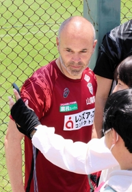 公開練習後にファンと撮影する神戸のイニエスタ