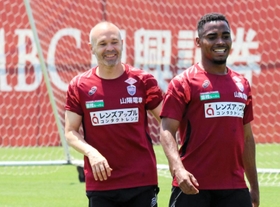 公開練習で笑顔を見せる神戸のイニエスタ（左）