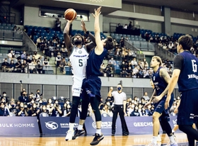 Ａ千葉-西宮　第１クオーター、活躍する西宮のハミルトン（左）（Ｃ）B.LEAGUE