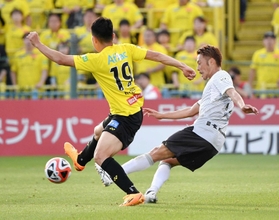 柏－神戸　後半、プレスをかける柏・細谷（左）。神戸・本多のオウンゴールを誘った