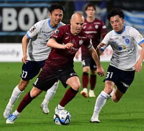 横浜ＦＣ戦に途中出場し、ドリブルで攻め込む神戸のイニエスタ＝５月７日、ノエビアスタジアム神戸