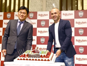 ２０２１年５月の会見で三木谷浩史会長（左）に誕生日を祝ってもらい、笑顔を見せる神戸のイニエスタ＝東京都内（Ｃ）ＶＩＳＳＥＬ　ＫＯＢＥ