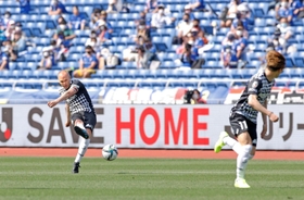 ２０２１年５月の横浜Ｍ戦の後半、古橋にパスを出す神戸のイニエスタ（左）＝日産スタジアム