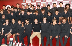 退団会見の後、チームメートとの記念撮影に応じるヴィッセル神戸のイニエスタ（手前中央）＝２５日午後、神戸市中央区波止場町（撮影・小林良多）