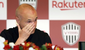 神戸でプレーした日々を振り返り、涙を拭いながら会見したイニエスタ＝２５日午後、神戸市中央区波止場町（撮影・小林良多）