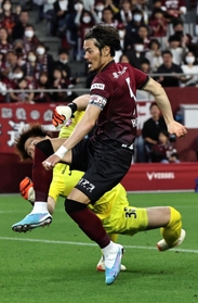 タイミングのいい攻め上がりを見せる神戸のＭＦ山口＝13日、ノエビアスタジアム神戸