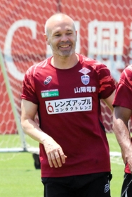 １６日の公開練習で笑顔を見せるヴィッセル神戸のイニエスタ＝神戸市西区のいぶきの森球技場