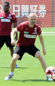 １６日の公開練習でボールを追う神戸のイニエスタ（中央）＝神戸市西区のいぶきの森球技場