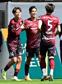 神戸－ＦＣ東京　前半、ゴールを決めて喜ぶ神戸の武藤＝ノエビアスタジアム神戸（撮影・斎藤雅志）