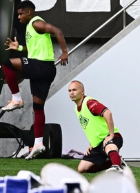 神戸－ＦＣ東京　後半、ピッチサイドで出番を待つ神戸のイニエスタ（右）＝ノエビアスタジアム神戸（撮影・斎藤雅志）