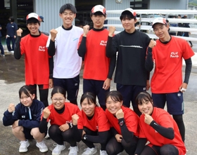 ローイングのかじ付き４人スカルで男女優勝を果たした加古川西の選手たち＝円山川城崎漕艇場