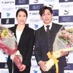 引退会見で互いへの感謝を口にした高橋大輔（右）と村元哉中＝２日午後、東京都内（撮影・棚橋慶太）