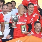 トップリーグで18季ぶりの日本一に輝き、笑顔を見せる前川鐘平。アンドリュー・エリス（左端）と共同主将を務め、ダン・カーター（右から２人目）を擁する神戸製鋼をまとめた＝２０１８年１２月、東京・秩父宮ラグビー場
