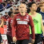 ヴィッセル神戸のイニエスタ（中央）＝４月２９日、ノエビアスタジアム神戸