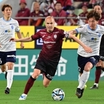 神戸-横浜ＦＣ　後半、相手陣内でドリブルする神戸のイニエスタ（中央）＝ノエビアスタジアム神戸（撮影・中西幸大）