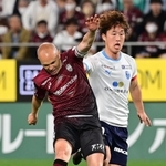 神戸-横浜ＦＣ　後半、ドリブルからのカットインでシュートを放つ神戸のイニエスタ（左）＝ノエビアスタジアム神戸（撮影・中西幸大）
