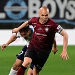 神戸-横浜ＦＣ　後半、ドリブルで攻め込む神戸のイニエスタ（撮影・中西幸大）