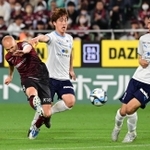 神戸-横浜ＦＣ　後半、ドリブルで攻め込み、シュートを放つ神戸のイニエスタ（左）＝撮影・中西幸大