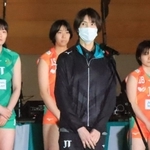 ファンを前に感謝や来季への意気込みを述べる吉原知子監督