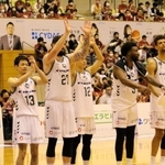 越谷－西宮　プレーオフ準決勝進出を決め、ブースターに挨拶をする西宮の選手たち