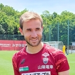 バルセロナとの親善試合について語る神戸のサンペール＝神戸市西区、いぶきの森球技場