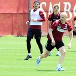 １０日の公開練習でボールを追う神戸のイニエスタ（手前）＝神戸市西区、いぶきの森球技場