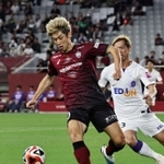 神戸-広島　前半、ゴール前で競り合う神戸の大迫（左）＝ノエビアスタジアム神戸（撮影・長嶺麻子）