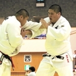 男子１００キロ超級決勝　初優勝を飾った育英高の福村飛翔（右）