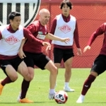 １６日の公開練習で競り合う神戸の（左から）斉藤、イニエスタら＝神戸市西区のいぶきの森球技場