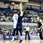 Ａ千葉-西宮　第１クオーター、活躍する西宮のハミルトン（左）（Ｃ）B.LEAGUE