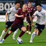 横浜ＦＣ戦に途中出場し、ドリブルで攻め込む神戸のイニエスタ＝５月７日、ノエビアスタジアム神戸