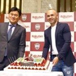 ２０２１年５月の会見で三木谷浩史会長（左）に誕生日を祝ってもらい、笑顔を見せる神戸のイニエスタ＝東京都内（Ｃ）ＶＩＳＳＥＬ　ＫＯＢＥ