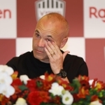 会見で退団を発表するヴィッセル神戸のイニエスタ＝２５日午後、神戸市中央区波止場町