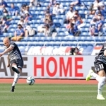 ２０２１年５月の横浜Ｍ戦の後半、古橋にパスを出す神戸のイニエスタ（左）＝日産スタジアム
