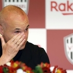 神戸でプレーした日々を振り返り、涙を拭いながら会見したイニエスタ＝２５日午後、神戸市中央区波止場町（撮影・小林良多）