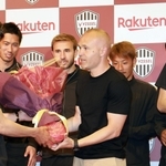 会見後、山口蛍から花束を受け取るイニエスタ（中央）＝２５日午後、神戸市中央区波止場町（撮影・小林良多）