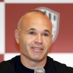 神戸でプレーした日々を振り返り、笑顔を見せたイニエスタ＝２５日午後、神戸市中央区波止場町（撮影・小林良多）