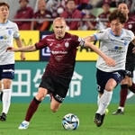 ５月７日の横浜ＦＣ戦で途中出場したイニエスタ（中央）＝ノエビアスタジアム神戸