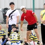 試合後の子どもたちに声をかける元日本代表の日和佐篤選手（右から２人目）。トップ選手との触れ合いも大会の魅力だ＝神戸市東灘区御影浜町、神鋼灘浜グラウンド