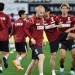 １３日の広島戦前に練習する神戸のイニエスタ（中央）＝ノエビアスタジアム神戸