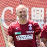 １６日の公開練習で笑顔を見せるヴィッセル神戸のイニエスタ＝神戸市西区のいぶきの森球技場