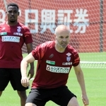 １６日の公開練習でボールを追う神戸のイニエスタ（中央）＝神戸市西区のいぶきの森球技場