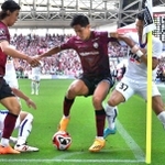 神戸－ＦＣ東京　前半、激しくボールを奪い合う神戸の武藤（写真中央）＝ノエビアスタジアム神戸（撮影・斎藤雅志）